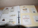 un livre ouvert, sur lequel sont collées des étiquettes, posé sur une table
