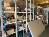 une pièce remplie de nombreux cartons et de boîtes sur les étagères