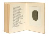 un livre ouvert sur lequel figure l'image d'une feuille