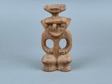 une petite figurine en bois représentant un homme coiffé d'un chapeau