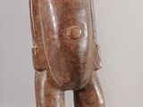 statue d'un homme coiffé d'un chapeau, posée sur un socle noir