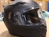 un casque posé sur une table dans un magasin
