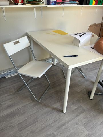 Mobilier de bureau : un bureau, une table de bureau, deux chaise.