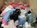 une boîte en carton remplie de vêtements et d'autres objets