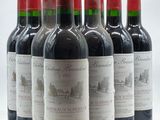 six bouteilles de vin rouge sont alignées