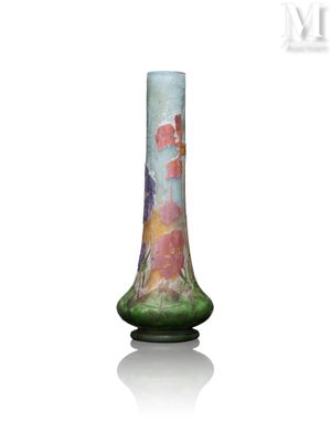 un vase en verre orné d'une peinture sur fond blanc