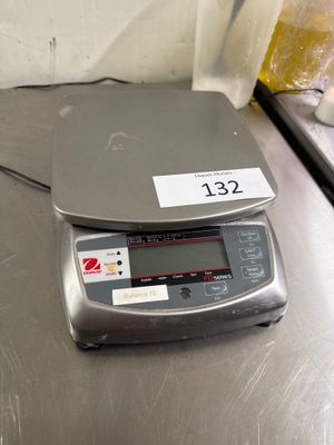 une image représentant une balance sur laquelle est posée une étiquette de prix