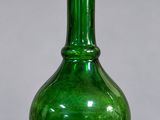 un vase en verre vert posé sur une table