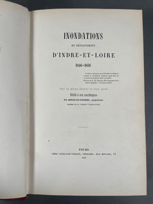 un livre ouvert avec la photo d'un homme en costume-cravate