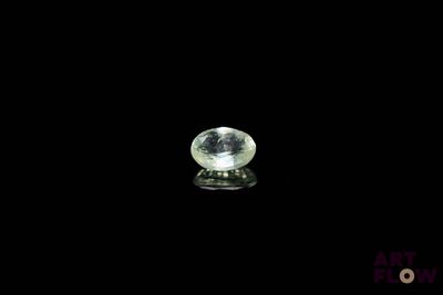 gros plan d'un diamant blanc sur une surface noire