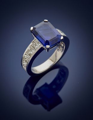 a blue sapphire and diamond ring