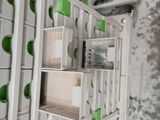 de nombreuses boîtes blanches avec des poignées vertes