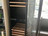 une cave à vin ouverte dans la cuisine
