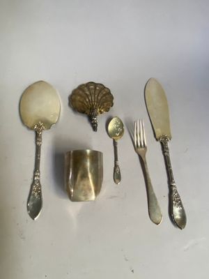 des couverts et des cuillères sur une table blanche