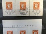 Deux timbres de tailles différentes sont exposés dans une vitrine.