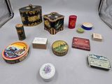 de nombreuses boîtes de toutes sortes posées sur une table