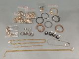 beaucoup de bijoux en or et en argent sur une table
