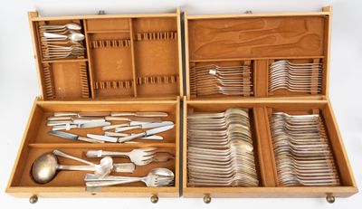une boîte en bois remplie d'argenterie et de cuillères en argent