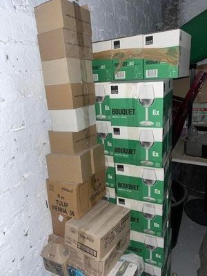 beaucoup de cartons empilés les uns sur les autres