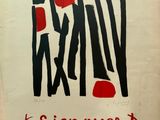 une photo d'un panneau orné d'un motif rouge et noir
