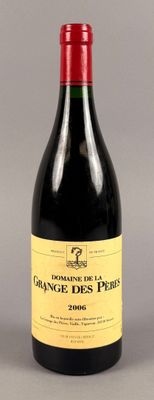 une bouteille de vin posée sur une table