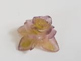 broche représentant une fleur violette et jaune sur un fond blanc