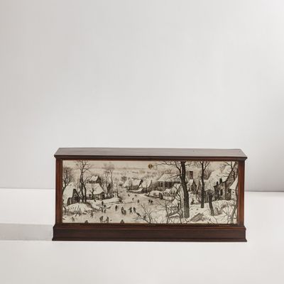 une boîte en bois sur laquelle est peinte une scène hivernale