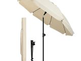 le parasol est ouvert et prêt à être utilisé sur la terrasse