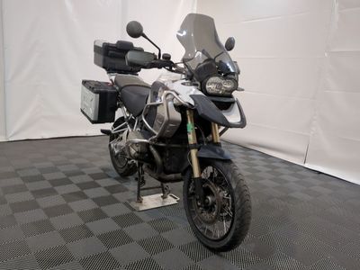 une moto garée dans une pièce