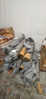 un tas d'objets posés par terre près d'un mur