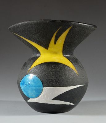 un vase noir orné d'un motif jaune et bleu
