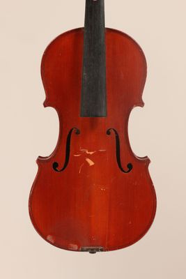 un vieux violon posé sur une surface blanche