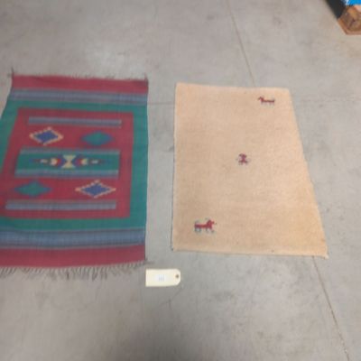 deux tapis posés côte à côte sur le sol