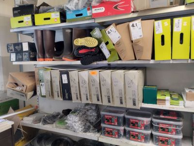 Stock de produits neufs destinés aux exploitations : - Photo 1