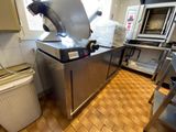 une image d'une cuisine commerciale avec des appareils en acier inoxydable