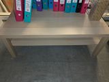 une table sur laquelle sont posés plusieurs classeurs
