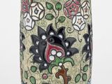 un vase avec un motif sur fond blanc