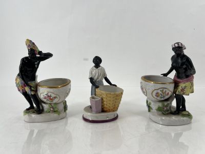 trois figurines représentant un homme et une femme assis sur le bord d'une tasse