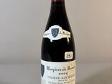 une bouteille de vin posée sur une table