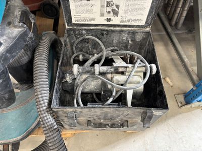 une boîte contenant une machine à l'intérieur