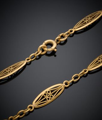 gros plan d'un collier en or sur fond noir