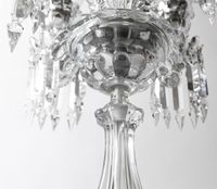 BACCARAT. Un candélabre en cristal moulé et pampilles en cri… (photo 6)
