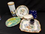il y a toutes sortes d'assiettes et de tasses sur la table