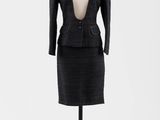 une robe et une veste noires sur un mannequin