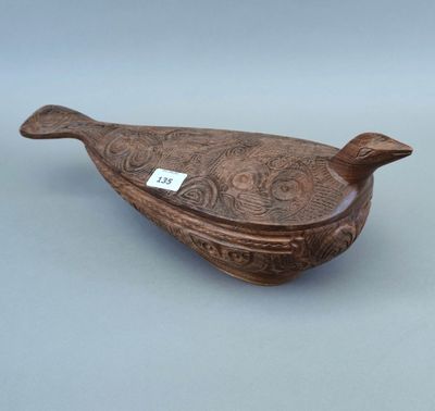un petit oiseau en bois avec une étiquette autour du cou