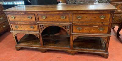 une armoire en bois surmontée d'un miroir