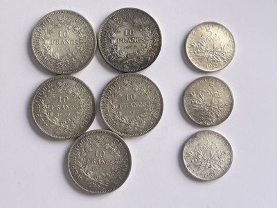 six types de pièces différents sur une surface blanche