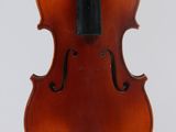 un vieux violon avec un archet sur fond blanc