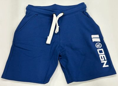 un gros plan sur un short bleu orné d'un logo blanc