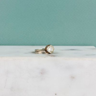 une photo d'une bague en or sertie d'un diamant blanc